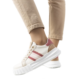 Beige Turnschuhe auf der Prinsep-Plattform