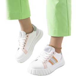 Weiße Turnschuhe auf der Prinsep-Plattform