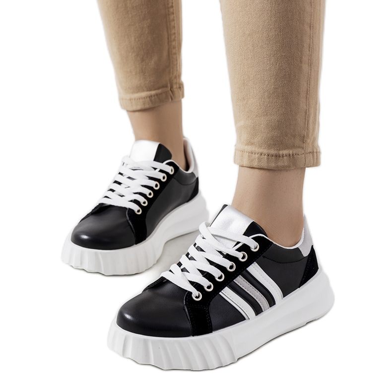 Schwarze Turnschuhe auf der Prinsep-Plattform