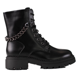 Schwarze Damentaschen mit einer Shelovet-Kette auf einem dicken Plateau