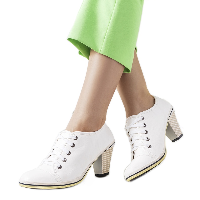 Weiße Brogues auf dem Belisle-Pfosten