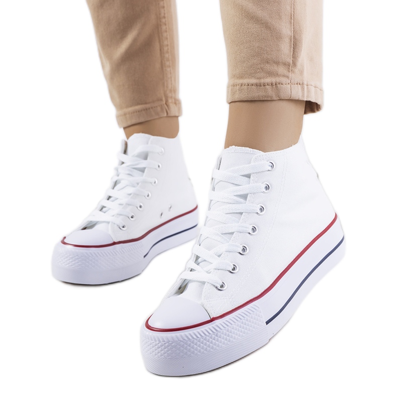 Weiße Turnschuhe auf der Korgay-Plattform