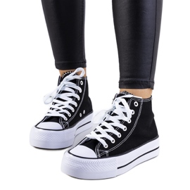 Schwarze Turnschuhe auf der Korgay-Plattform