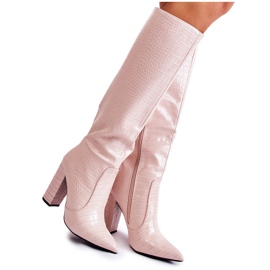 Trendige beige Konstanzstiefel auf einer Stange