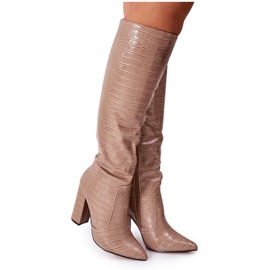 Modische dunkelbeige Konstanzstiefel auf einer Stange