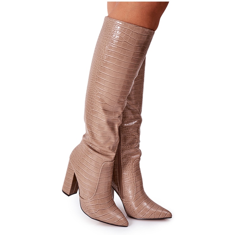 Modische dunkelbeige Konstanzstiefel auf einer Stange