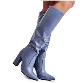 WD1 Klassische blaue Mayra-Stiefel auf einem Pfosten