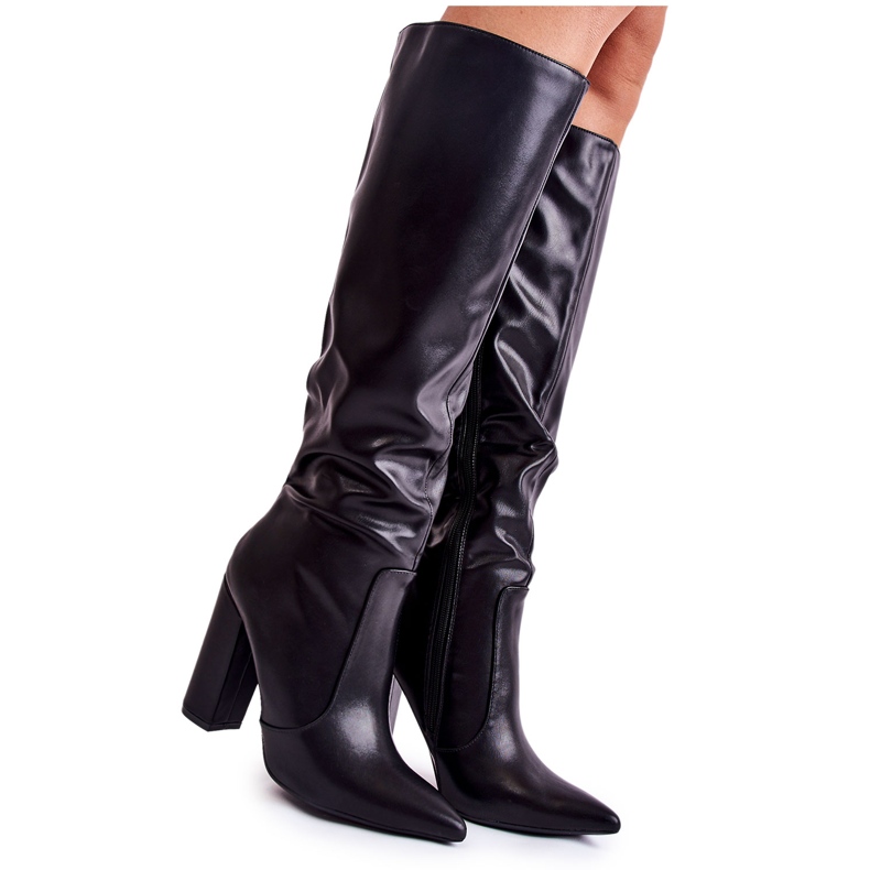 WD1 Klassische schwarze Stiefel auf einer Bar Mayra