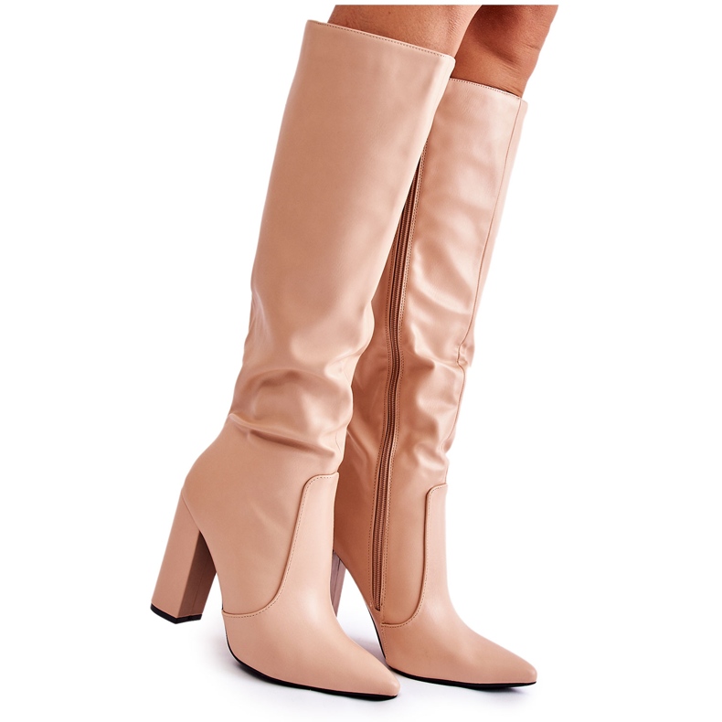 WD1 Klassische Stiefel auf einer Bar Nude Mayra beige