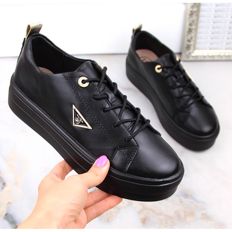 Damenschuhe aus Leder auf der schwarzen Filippo-Plattform