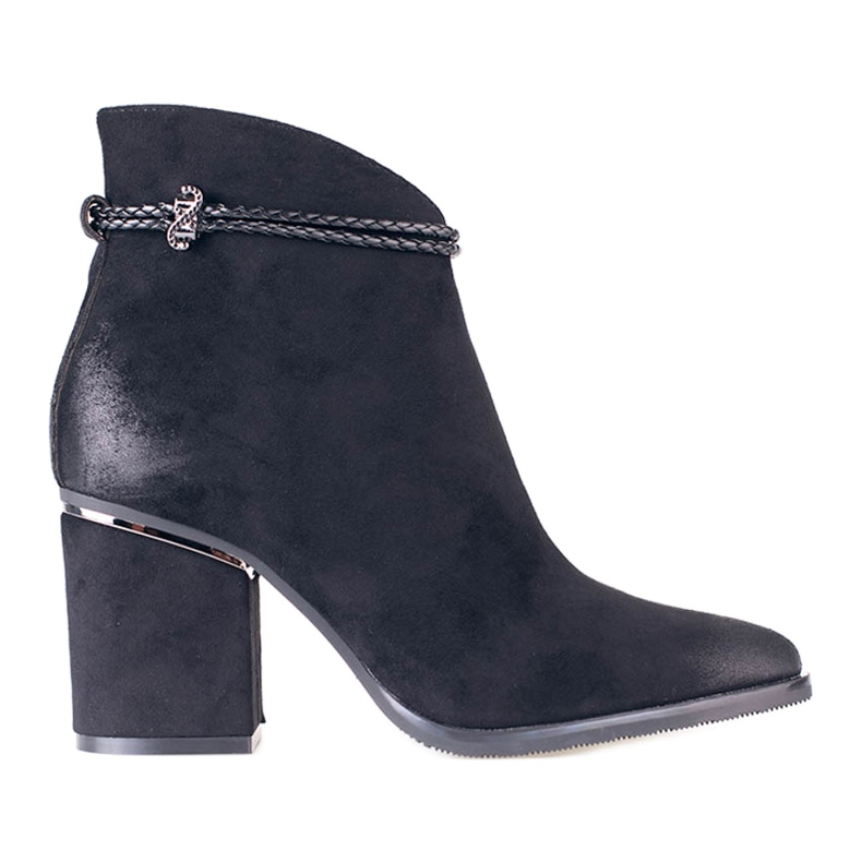 Schwarze Wildlederstiefel auf dem Posten von W. Potocki