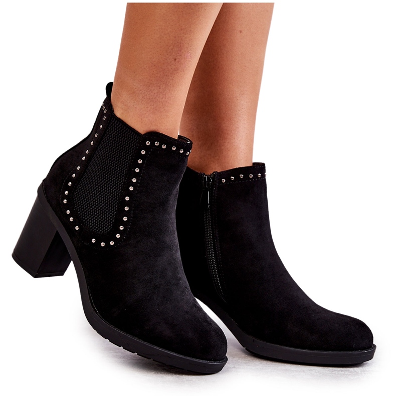 PG1 Schwarze Cambia Wildlederstiefel mit Nieten an einem Pfosten