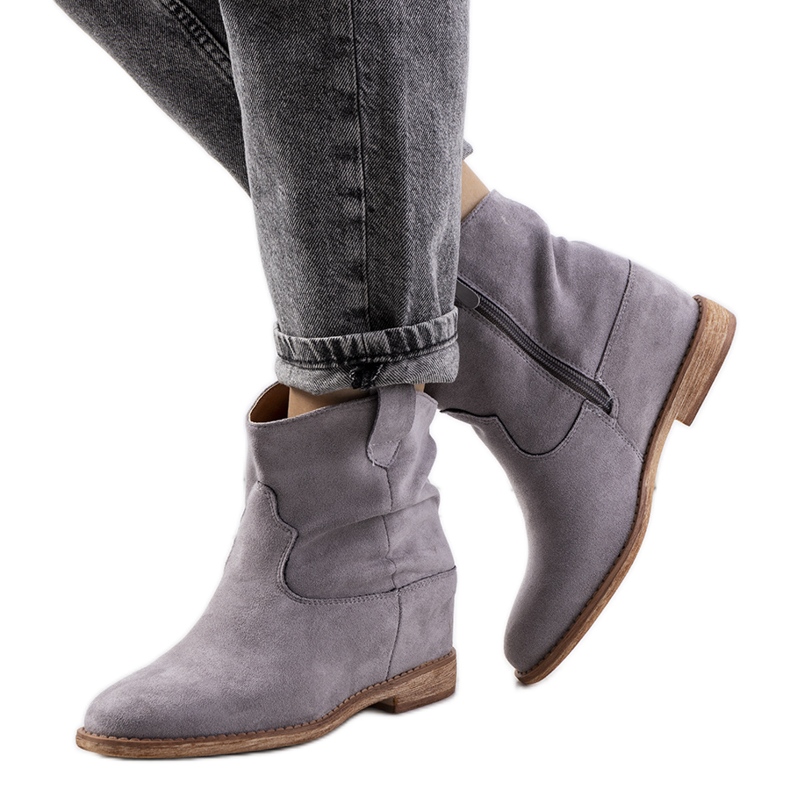 Graue Stiefel auf einem Indoor-Keilabsatz von Hunjet