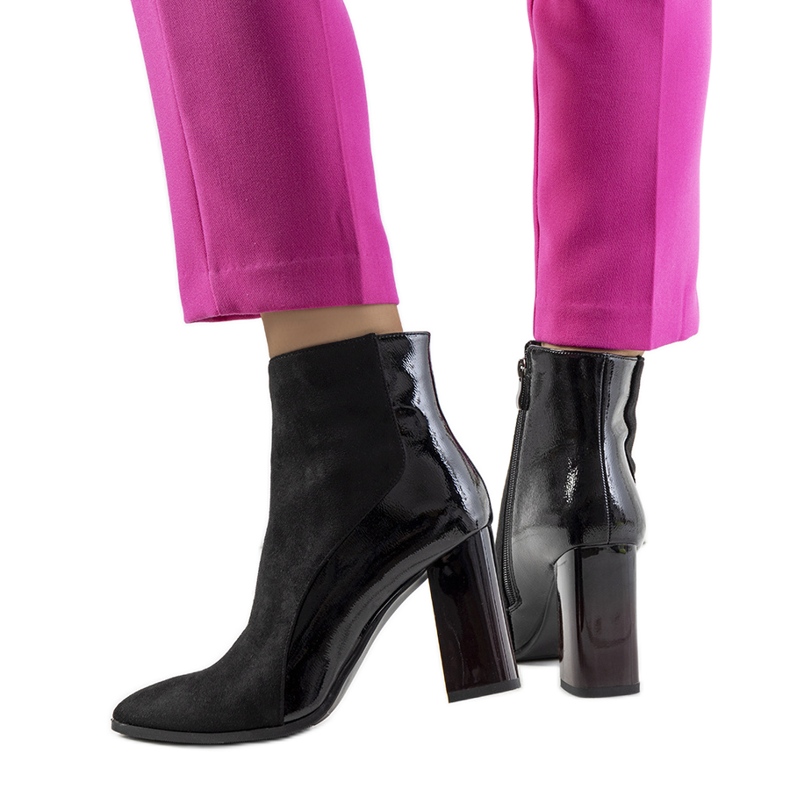 Schwarze Stiefel auf dem Leonar-Pfosten