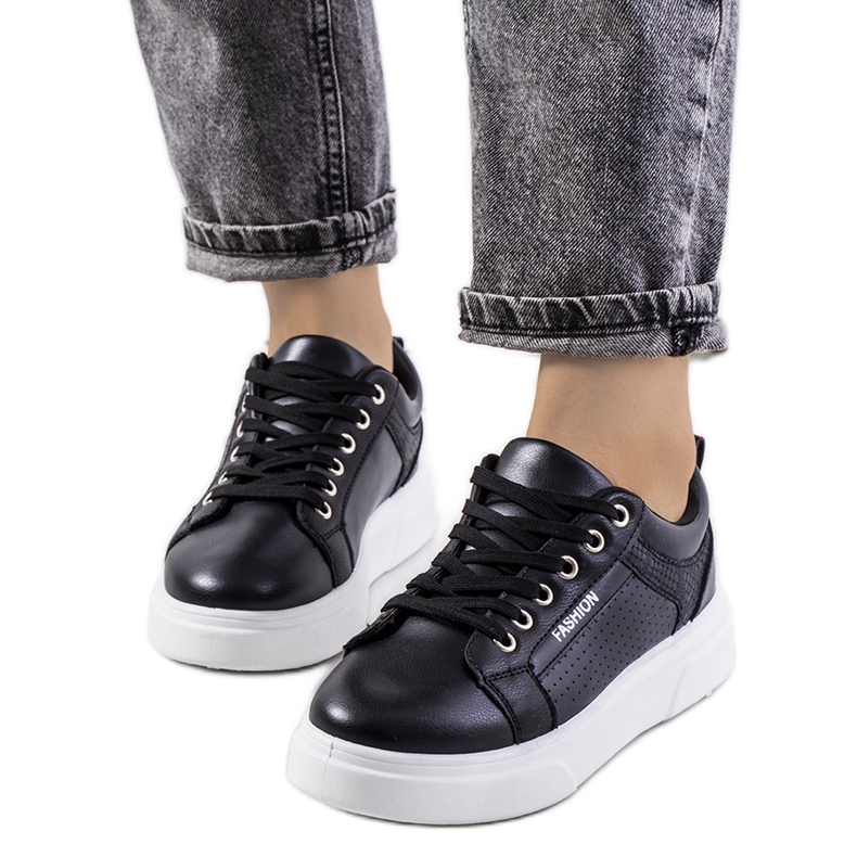 Schwarze Turnschuhe auf dicker Louisiana-Sohle