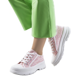 Pinke Turnschuhe auf der Valida-Plattform weiß