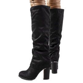 Schwarze Stiefel auf dem Ives-Pfosten