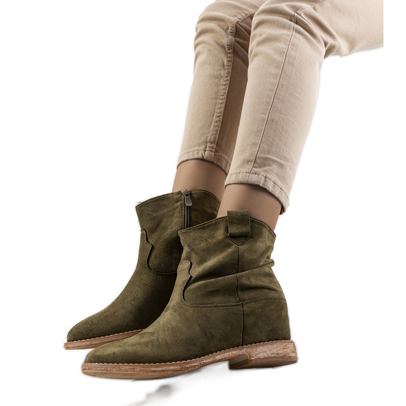 Grüne Stiefel auf einem Indoor-Keilabsatz von Hunjet