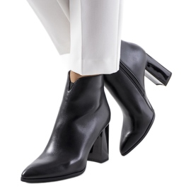 Schwarze Stiefeletten auf dem Ezinet-Post