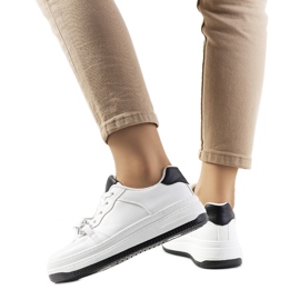Weiße Sneaker mit Kette von Maring