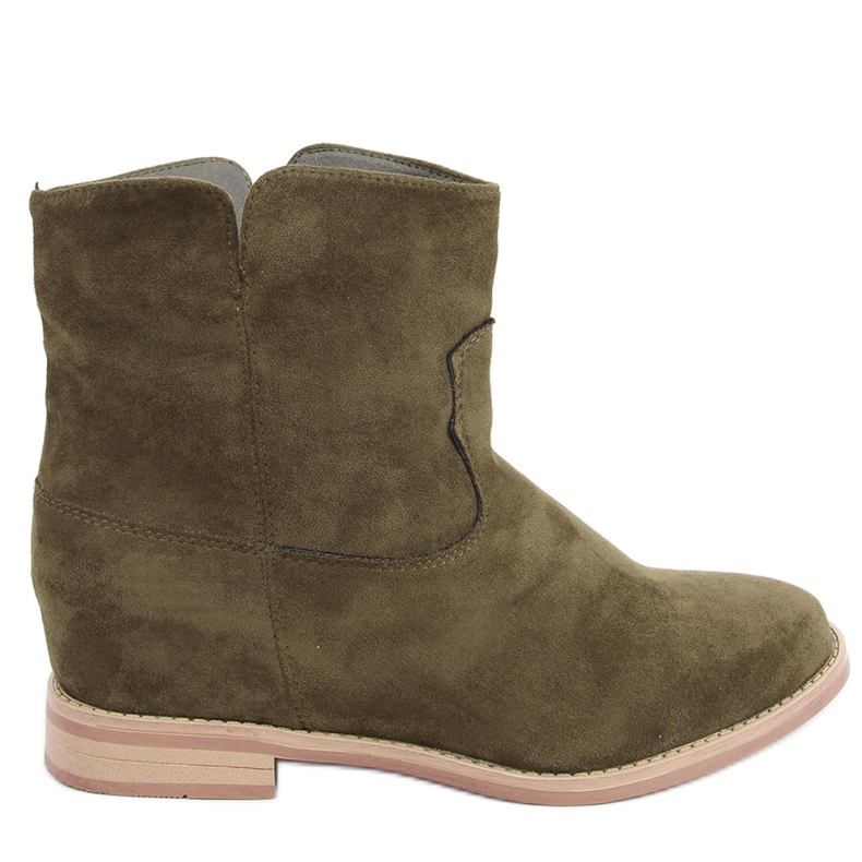 Stiefel auf einem versteckten Hirschgrün-Keil