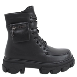 Stiefel mit einer Trymo Black-Tasche schwarz