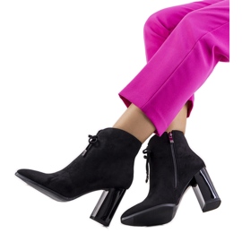 Schwarze Stiefeletten am Deti-Post