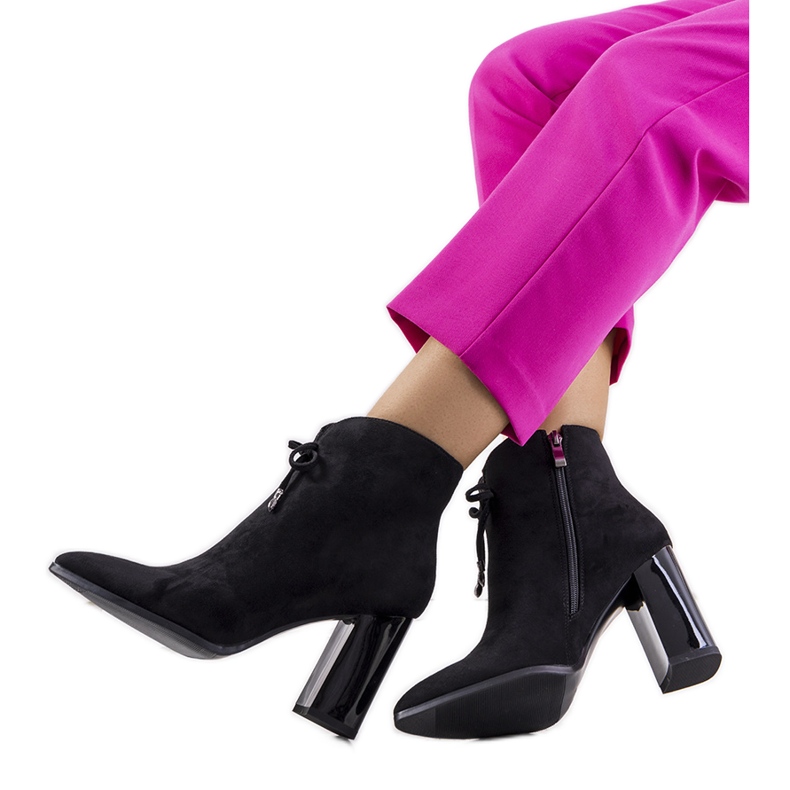 Schwarze Stiefeletten am Deti-Post