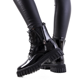 Schwarz lackierte Inark-Stiefel