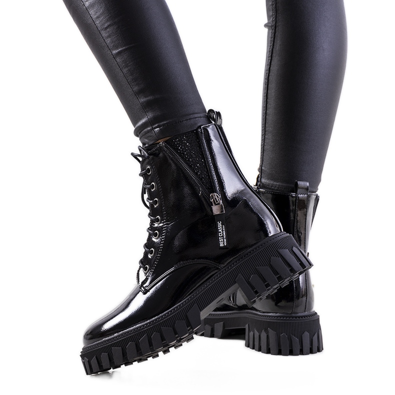Schwarz lackierte Inark-Stiefel