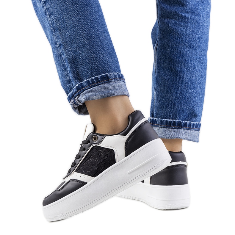 Schwarze Turnschuhe auf der Coronel-Plattform