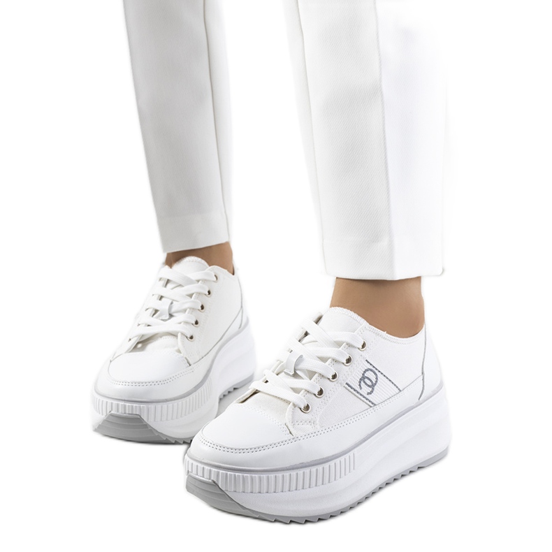 BM Weiße Turnschuhe auf hoher Barsu-Sohle