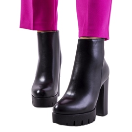 Schwarze Stiefel mit hohem Absatz von Karlo