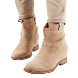 Beige Stiefel auf einem Indoor-Hunjet-Keilabsatz