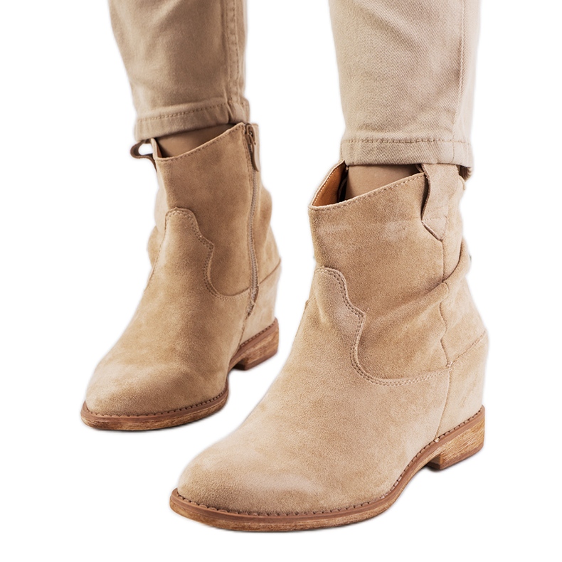 Beige Stiefel auf einem Indoor-Hunjet-Keilabsatz