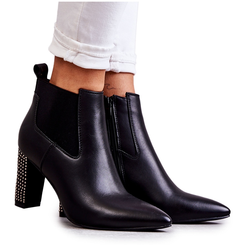 PG1 Elegante schwarze Elinor-Stiefel auf einem Pfosten mit Jets