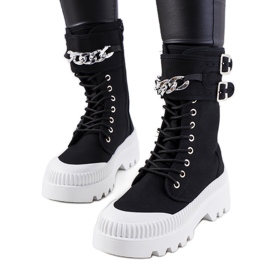 Schwarze Turnschuhe mit Taus-Kette