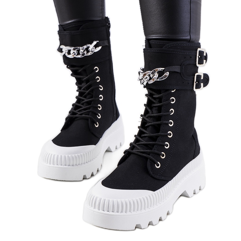 Schwarze Turnschuhe mit Taus-Kette