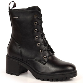 Schwarze Vinceza-Schnürstiefel am Pfosten