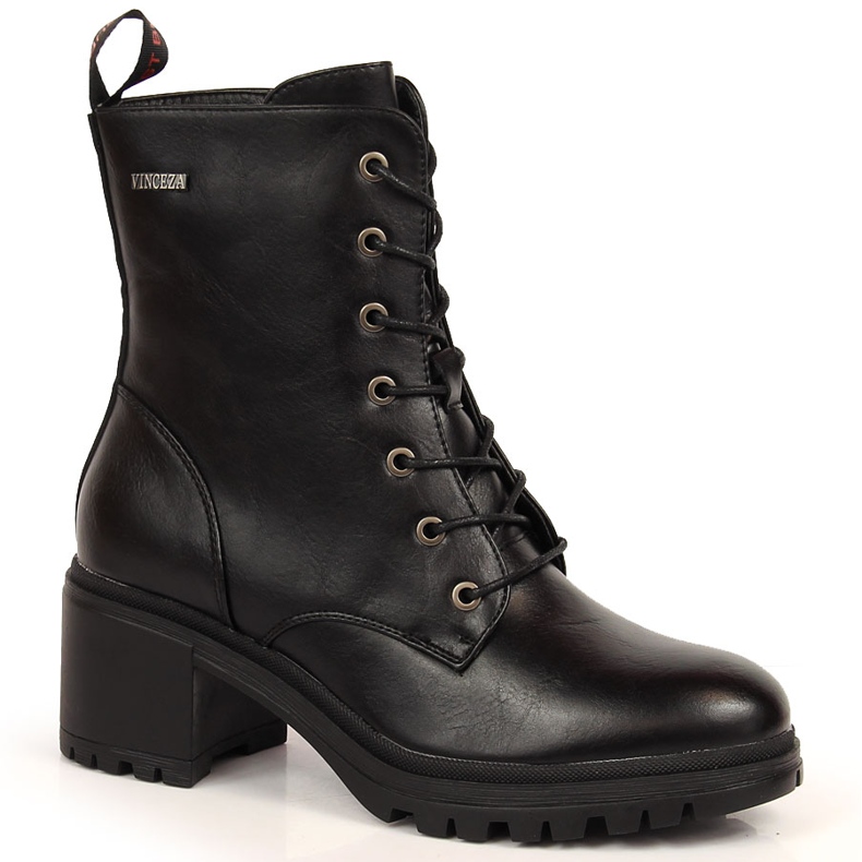 Schwarze Vinceza-Schnürstiefel am Pfosten