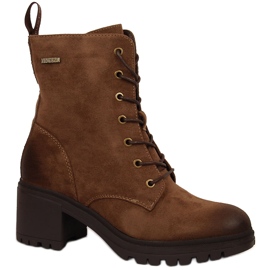 Braune Vinceza-Wildlederstiefel auf der Post