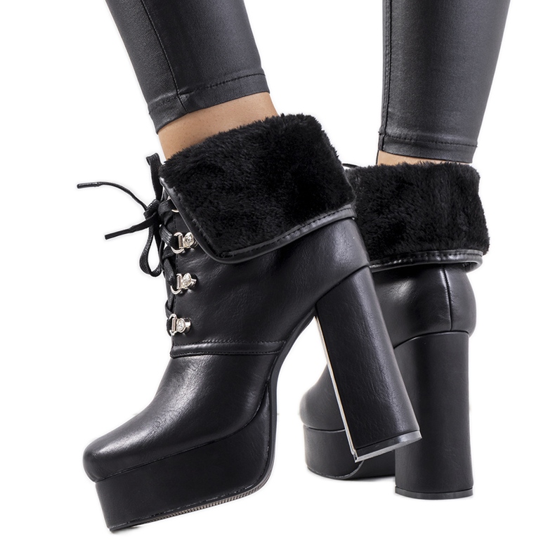 Schwarze Stiefel auf dem Madina-Pfosten