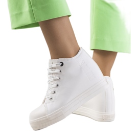 Weiße Turnschuhe auf dem Big Star EE274128 Wedge