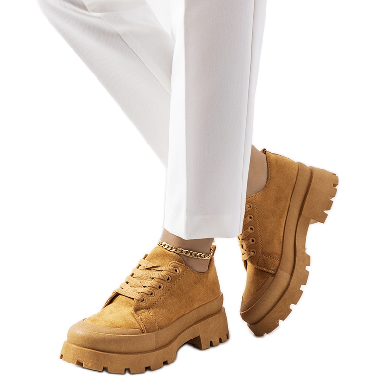 Braune Turnschuhe auf der Dearth-Plattform