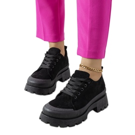 Schwarze Turnschuhe auf der Dearth-Plattform