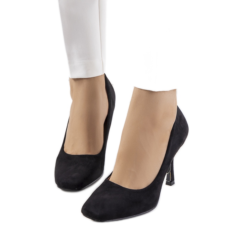 Schwarze Pumps auf einem Coxi-Stiletto-Absatz