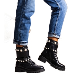 Schwarze Stiefel mit Carvala-Perlen