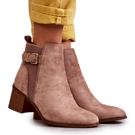 Wildlederstiefel auf einem Post Brown Vannes braun