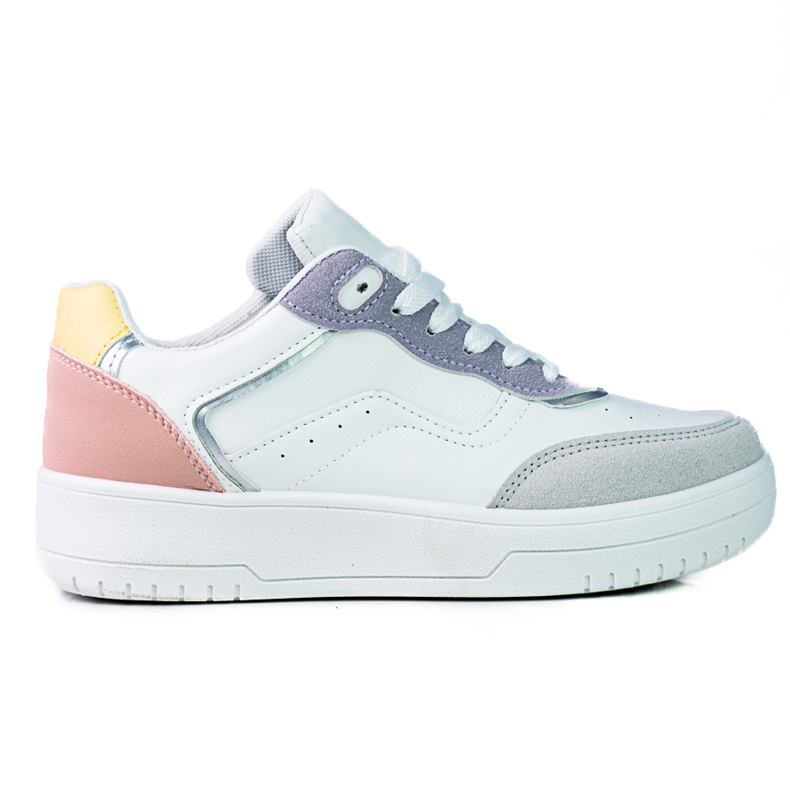 Sportschuhe für Damen von Shelovet auf einer weißen Plattform