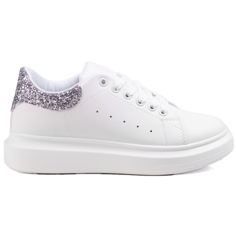 Weiße Damensneaker von Shelovet auf einem weißen Plateau